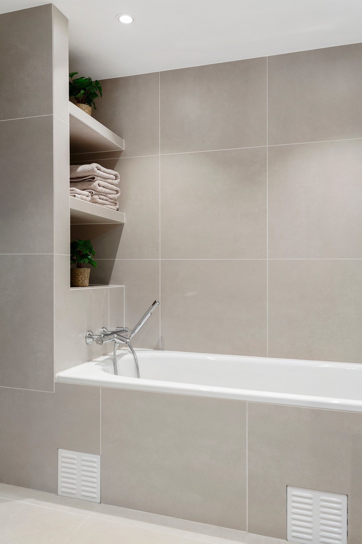 Badekar og dusjnisje på hovedbadet. Galleribilde