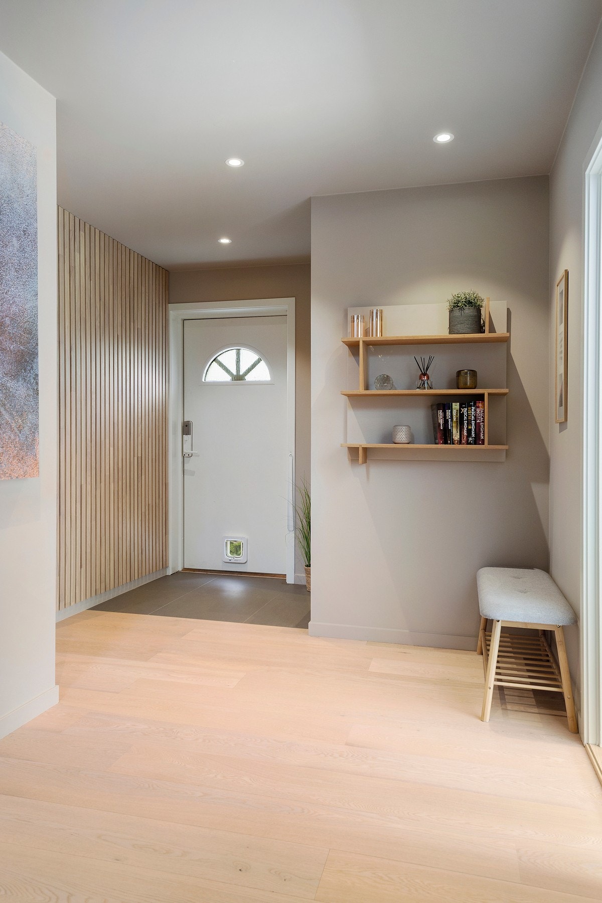 Velkommen inn !, Åpen romslig entré med plass til ytterklær og sko. Galleribilde