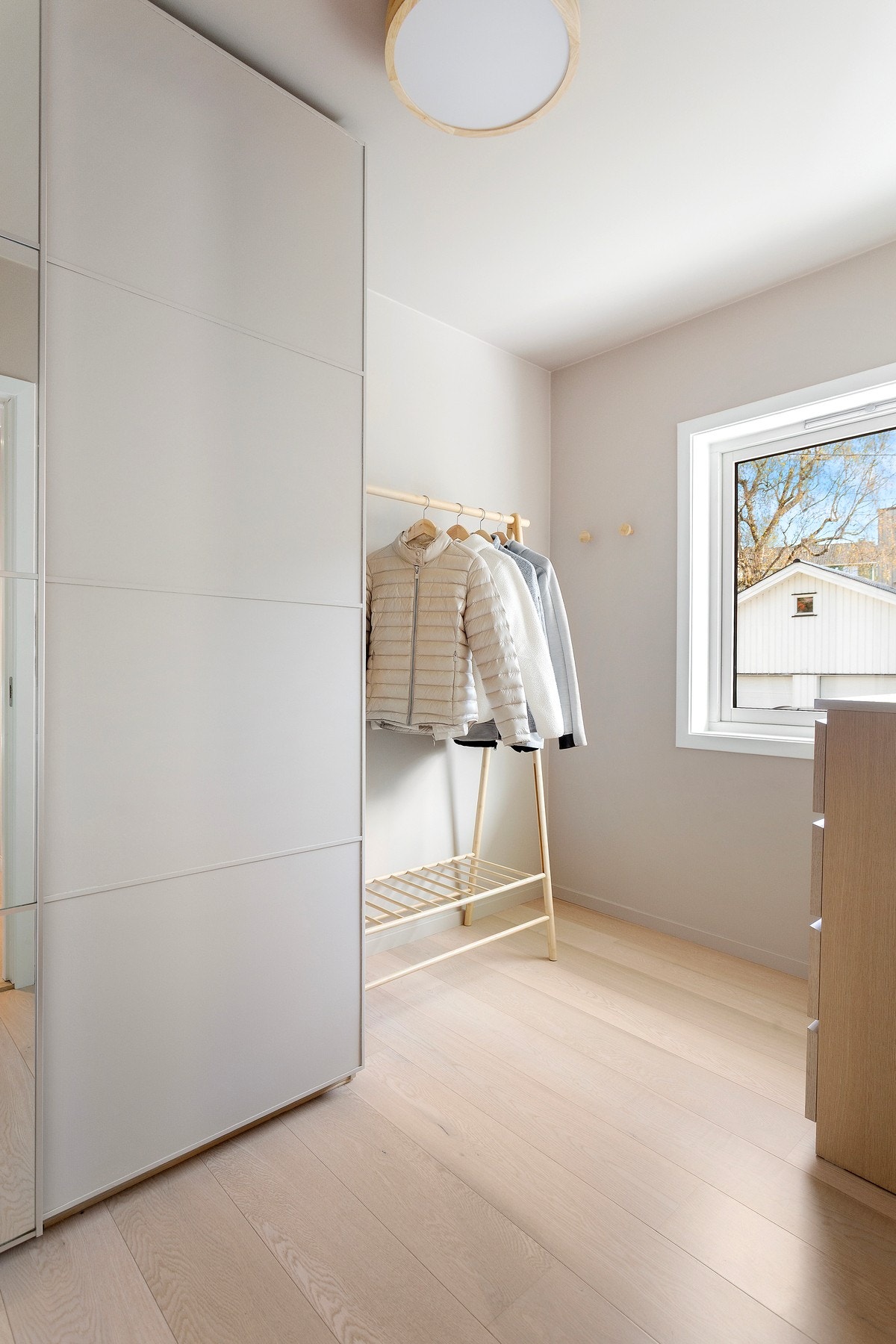 Garderobe i tilknytning til hallen. Galleribilde