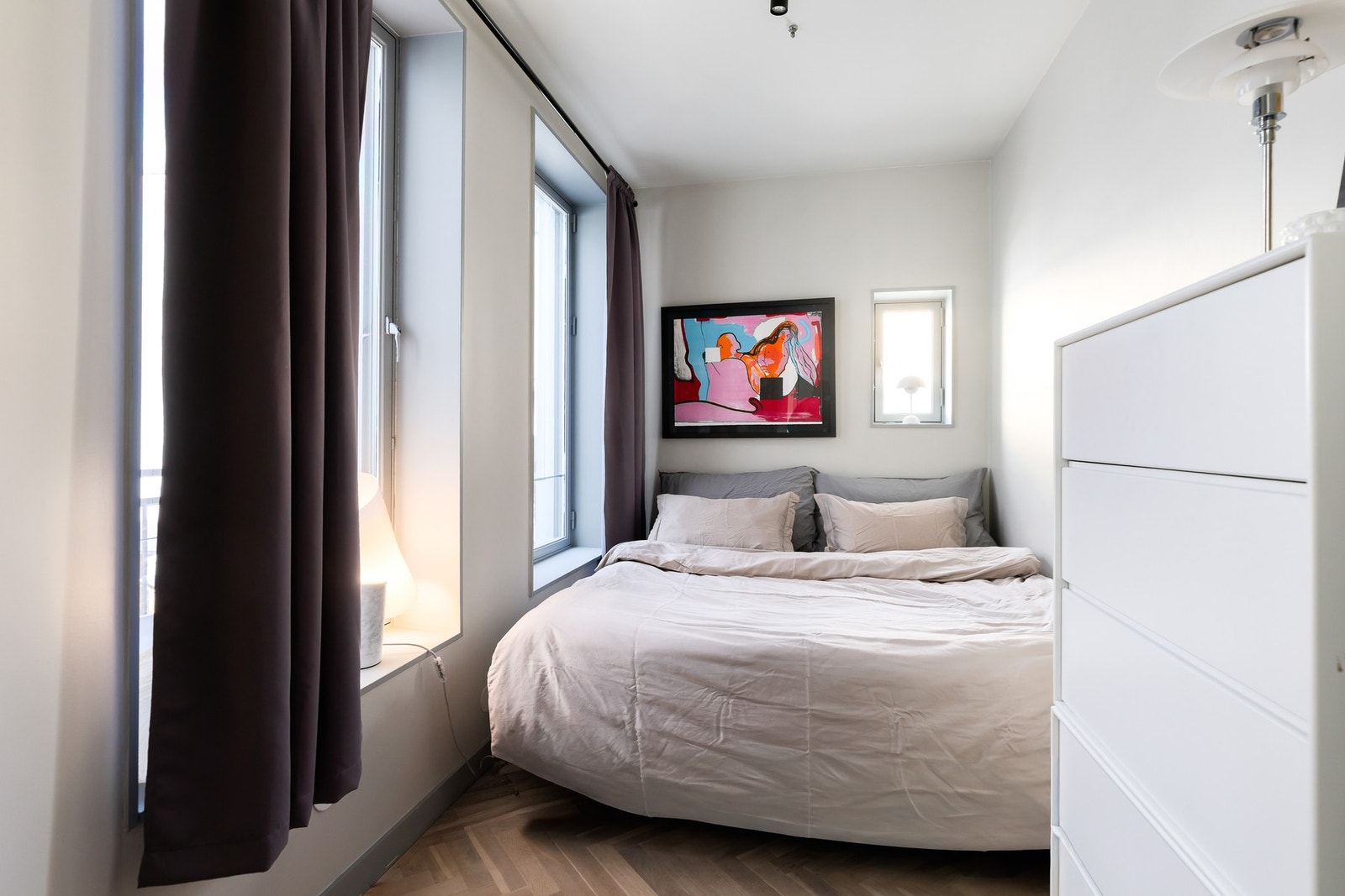Innbydende soverom med god plass til stor dobbeltseng og annet ønsket møblement. Galleribilde
