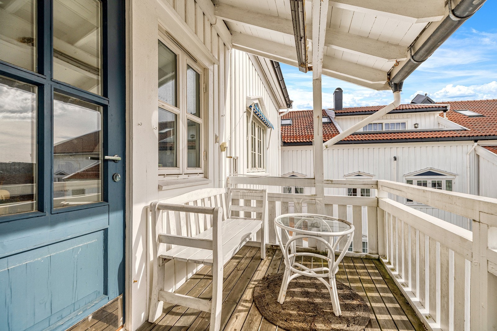 Her får du en solrik og rolig uteplass som vender mot bakgård Galleribilde