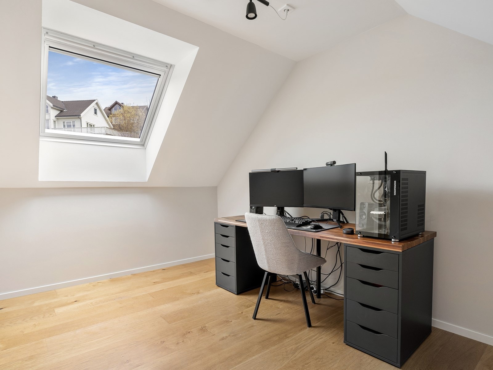 Fleksibelt rom med god plass til arbeidsplass Galleribilde