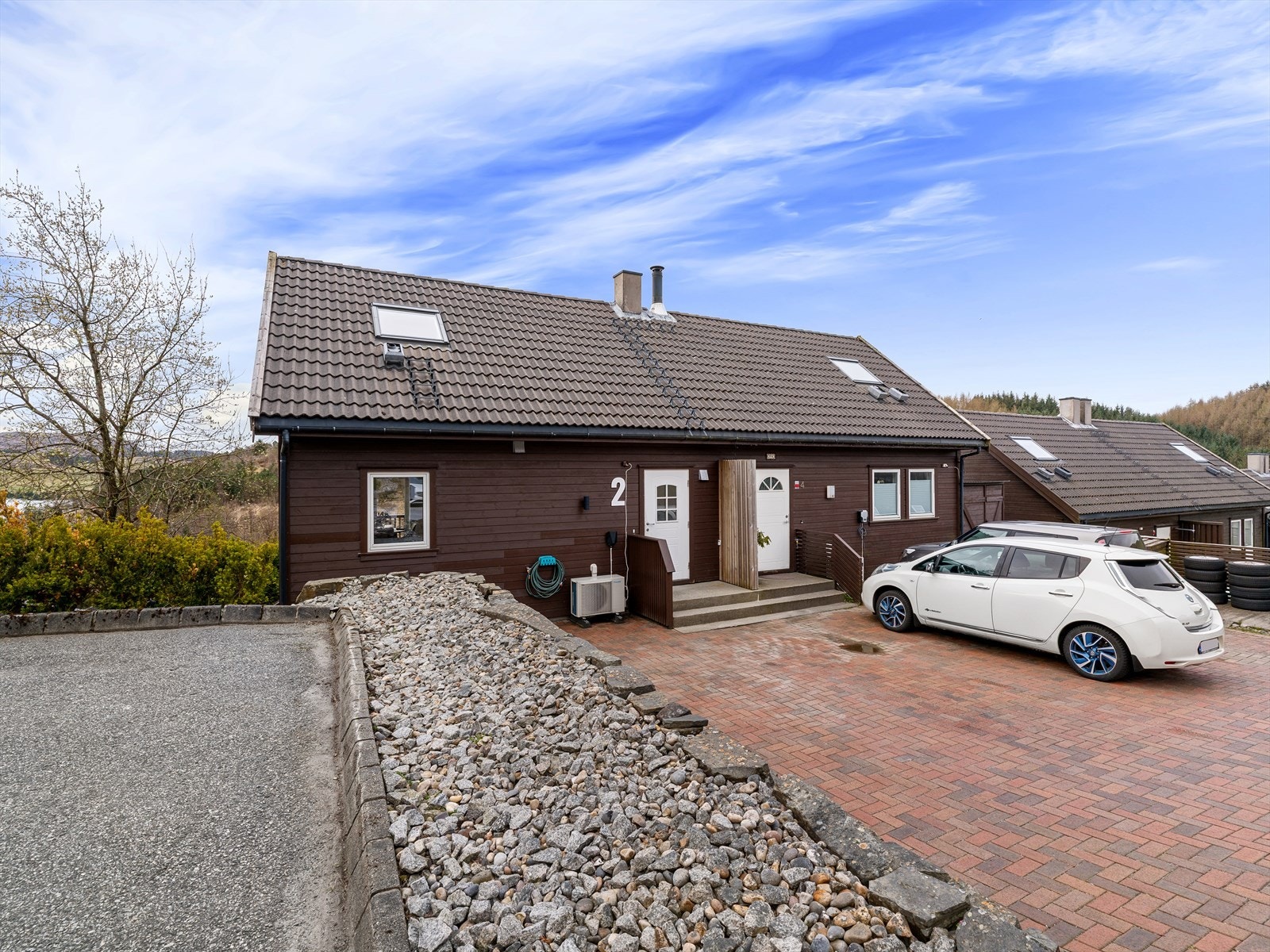 Praktisk adkomst med parkering like ved boligen Galleribilde