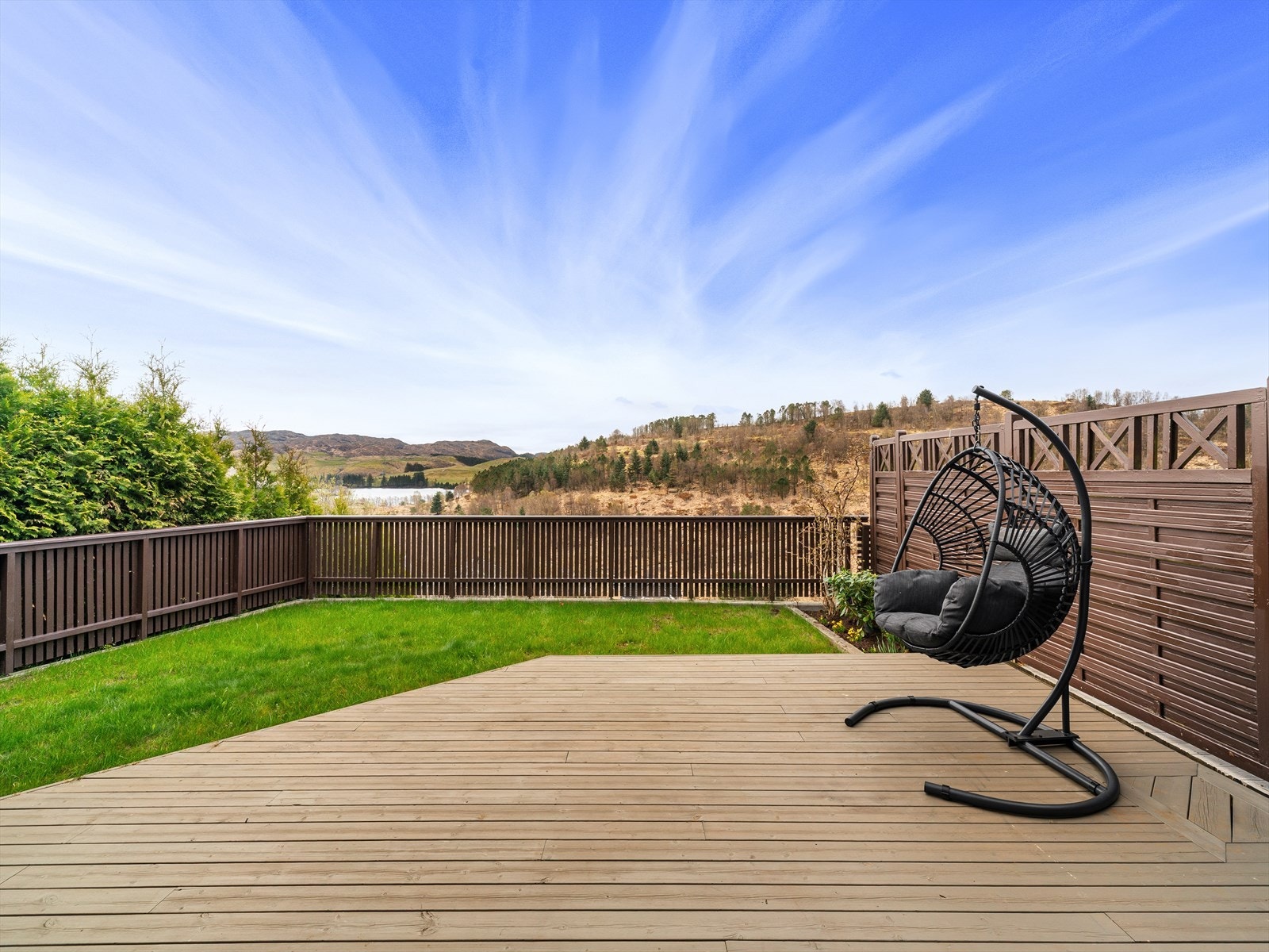 Flott uteområde med både terrasse og hage Galleribilde