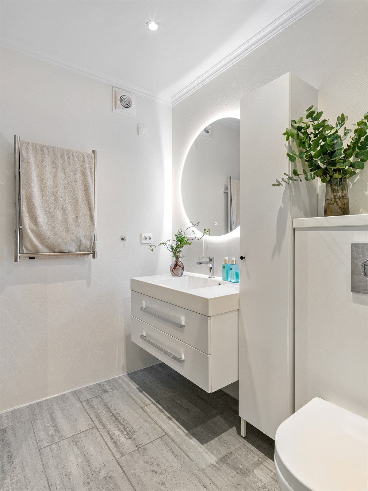 Delikat bad med moderne innredning Galleribilde