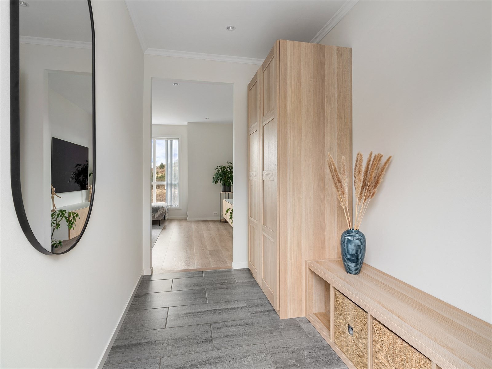Velkommen inn i en lys og innbydende gang med gode oppbevaringsmuligheter Galleribilde