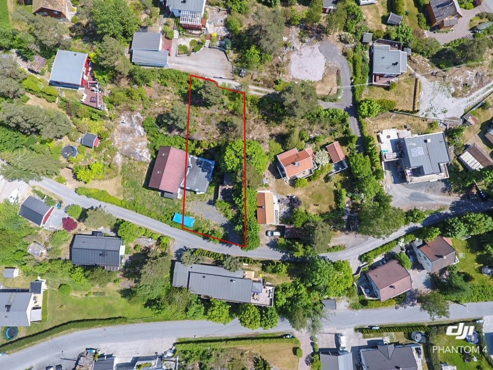 Det foreligger rammetillatelse for oppføring av enebolig og garasje på tomten. Avbildet bygg på tomten er revet. Galleribilde