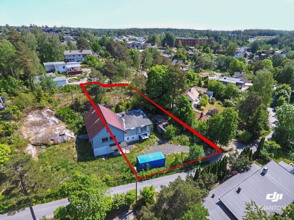 Tomten på 887 kvm er vestvendt og solrik, med enkel adkomst i et sentralt og rolig boligområde. Galleribilde