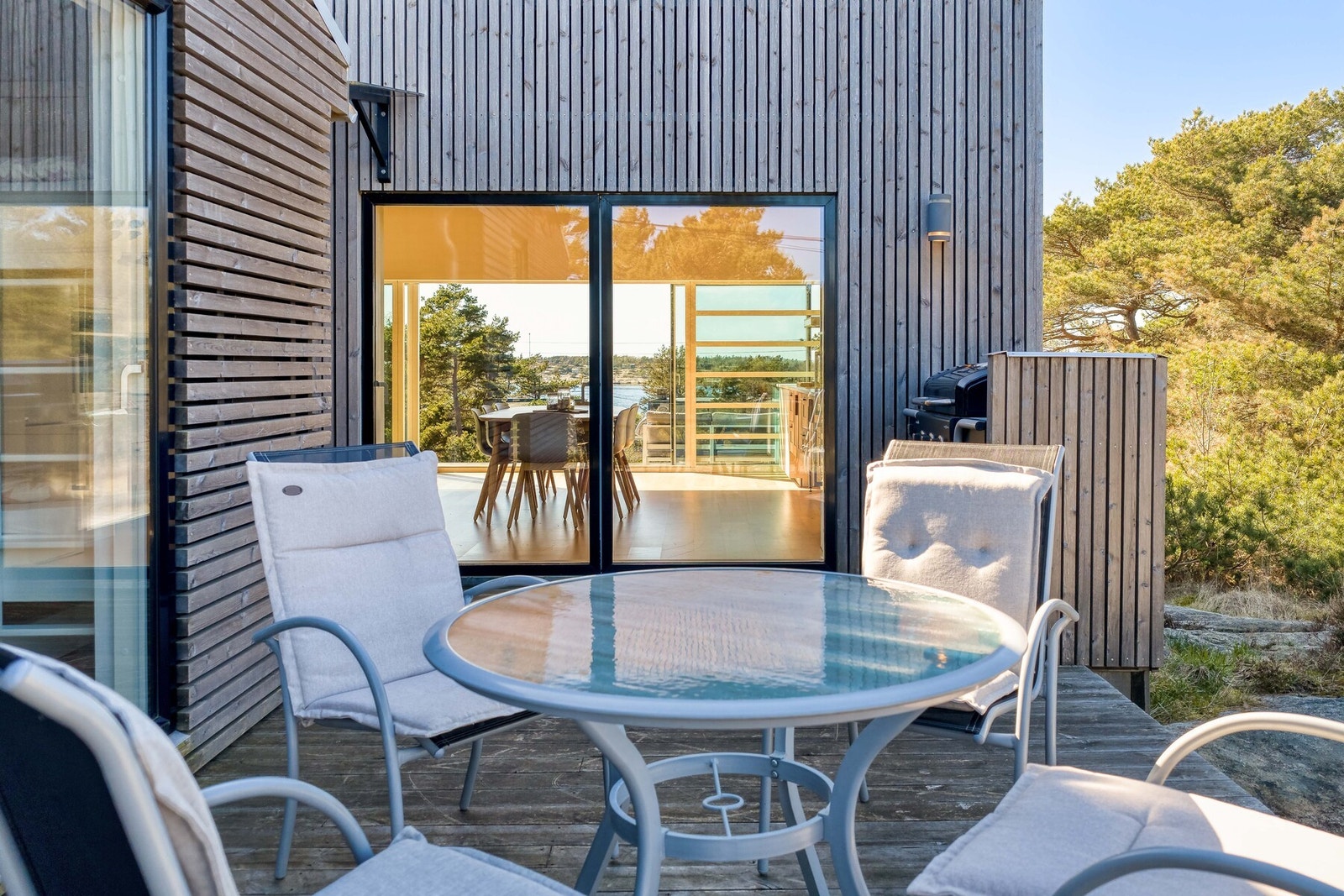 Hytta har lysinnslipp fra alle retninger. Galleribilde