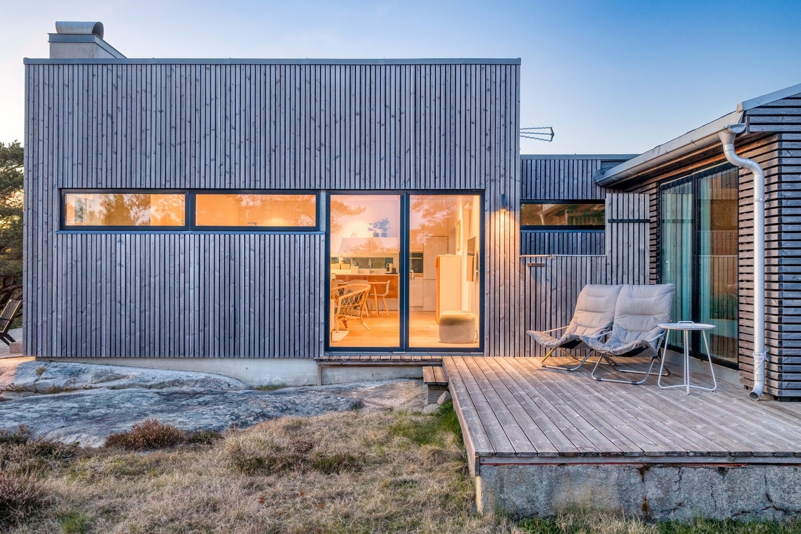 Terrasse mot syd med adkomst fra stuen og et av soverommene. Galleribilde
