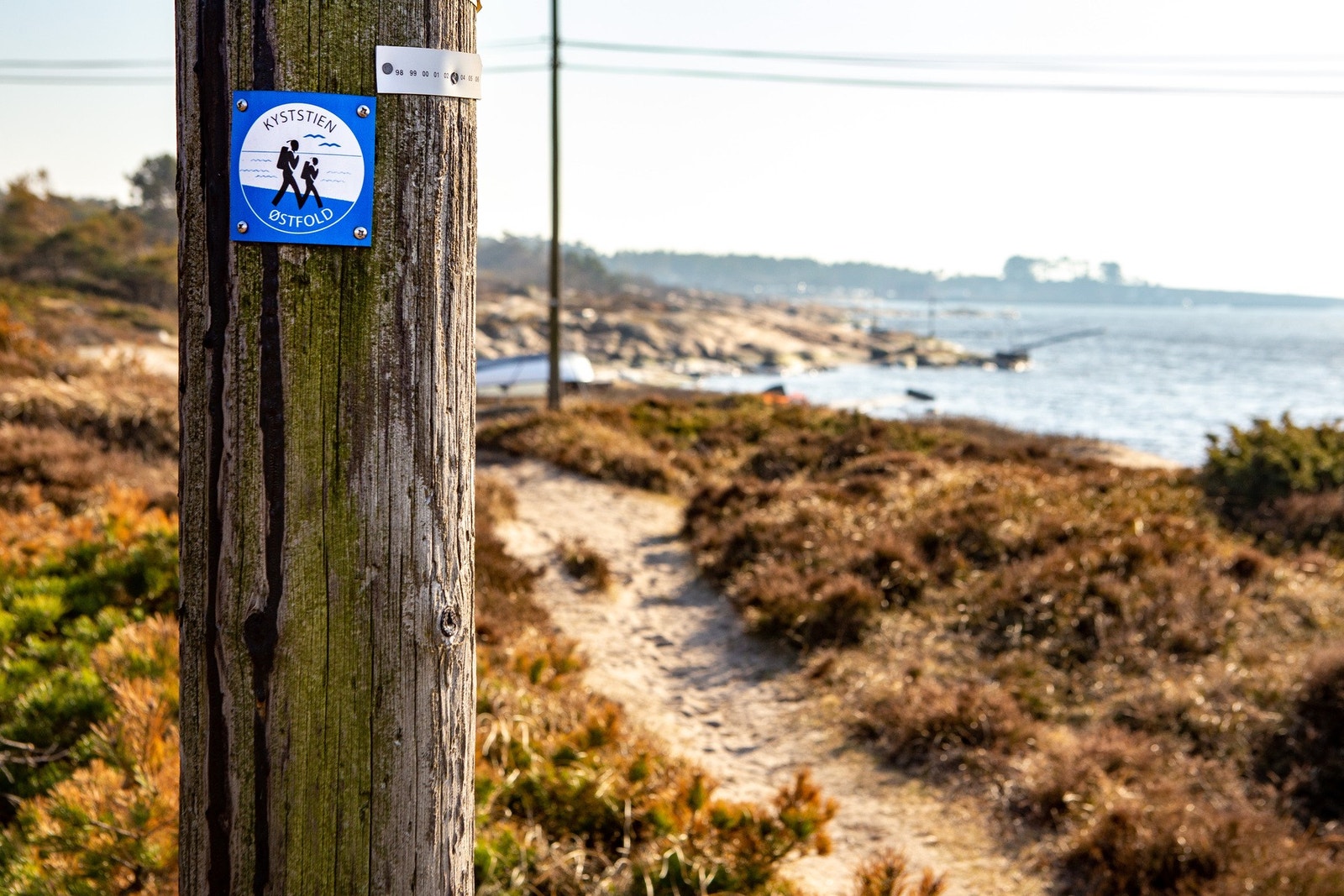 Strandområdet nedenfor hytte og kystien som tar deg videre langs kysten. Galleribilde