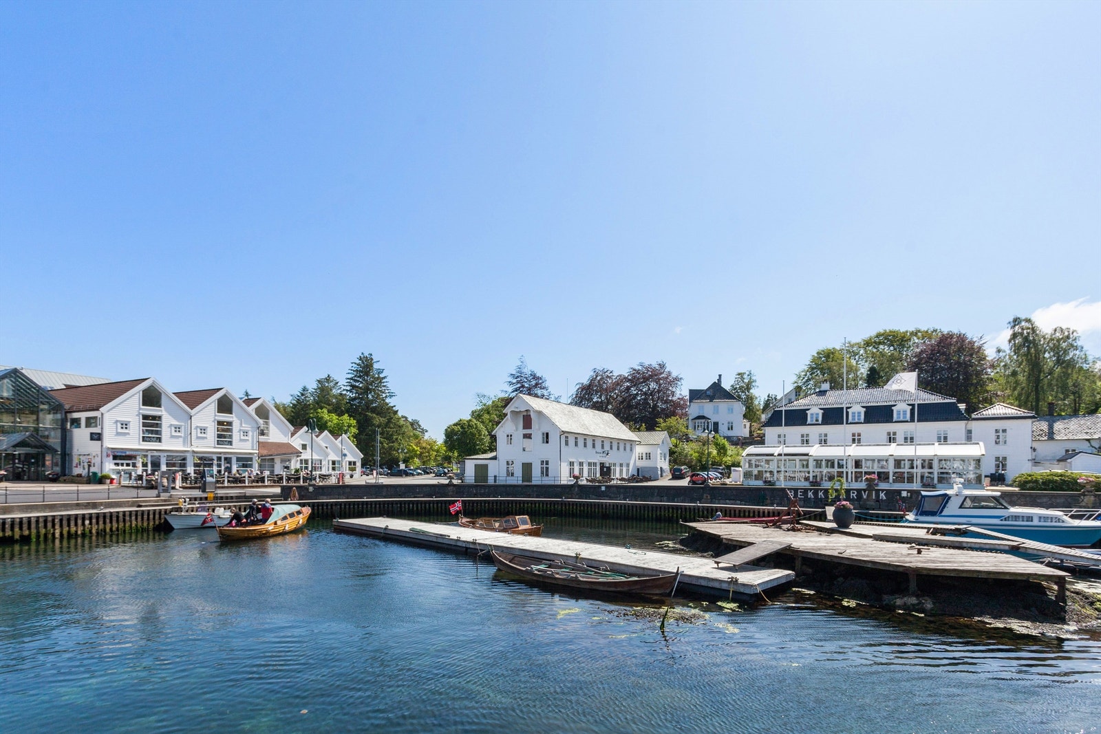 Det tar ca. 7 min med bil til Bekkjarvik som kan friste med det kjente Gjestgiveriet hvor man kan nyte de beste måltidene. Bekkjarvik Torg har et stort utvalg av butikker. Galleribilde