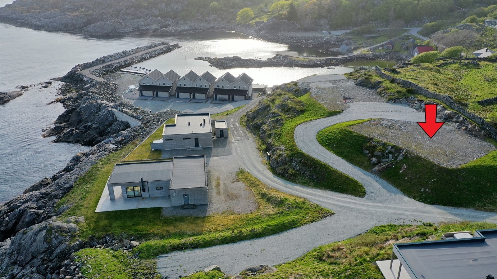 Tomten har BYA 25%. Ferdig utarbeidet arkitekttegninger på hytte foreligger. Galleribilde
