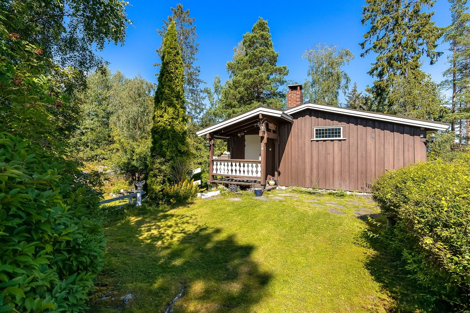 Hytta ligger usjenert til i et populært hytteområde på Båtstø, kun en kort spasertur fra fjorden. Galleribilde