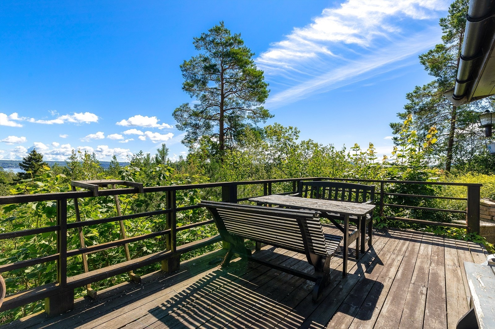 Denne idylliske fritidsboligen er benyttet som helårsbolig, med en romslig nordvestvendt veranda som byr på flott utsikt over fjorden. Galleribilde