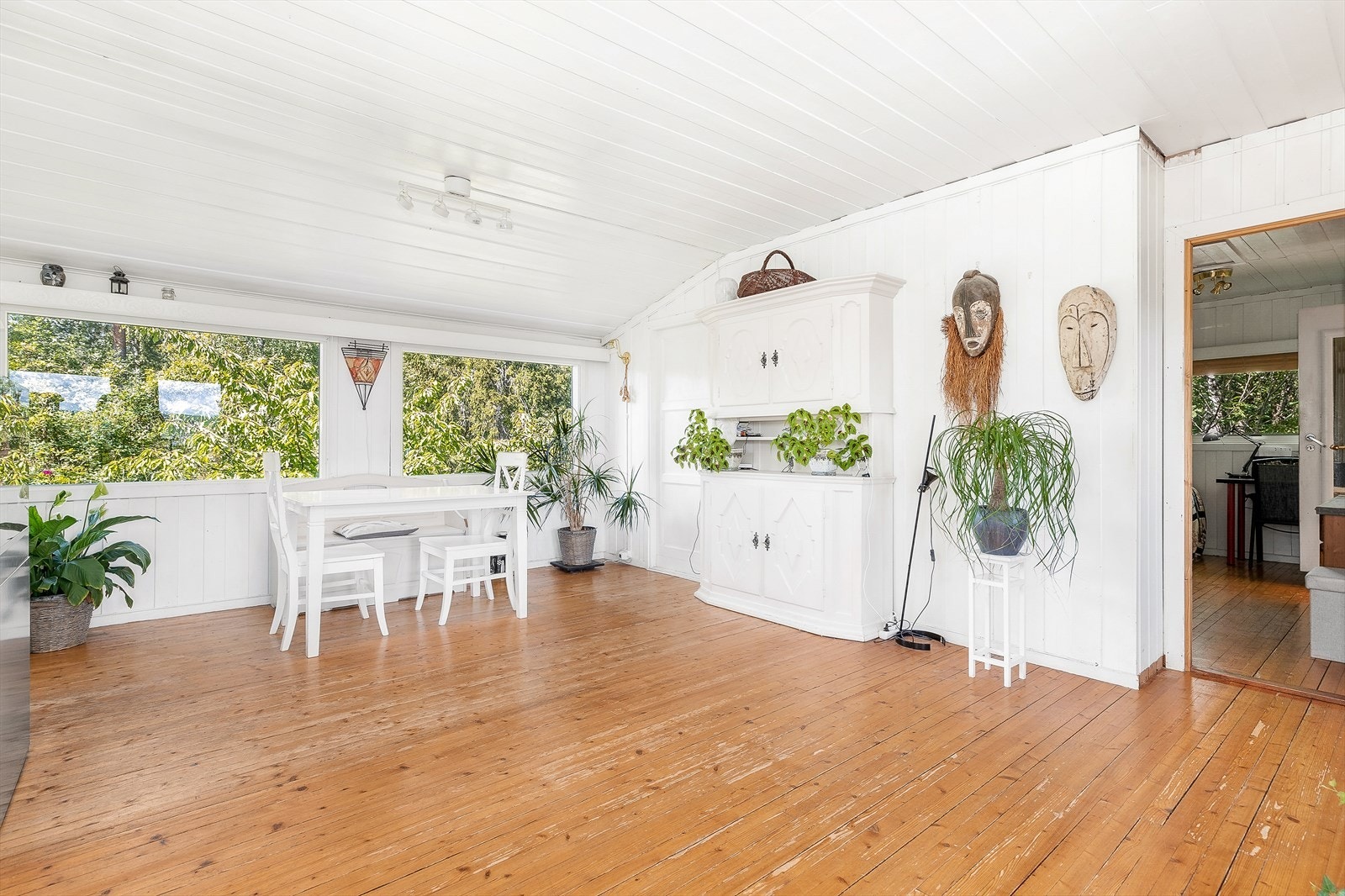 Fra stuen har du direkte utgang til en flott veranda, som utvider oppholdsrommet betydelig i sommerhalvåret. Galleribilde