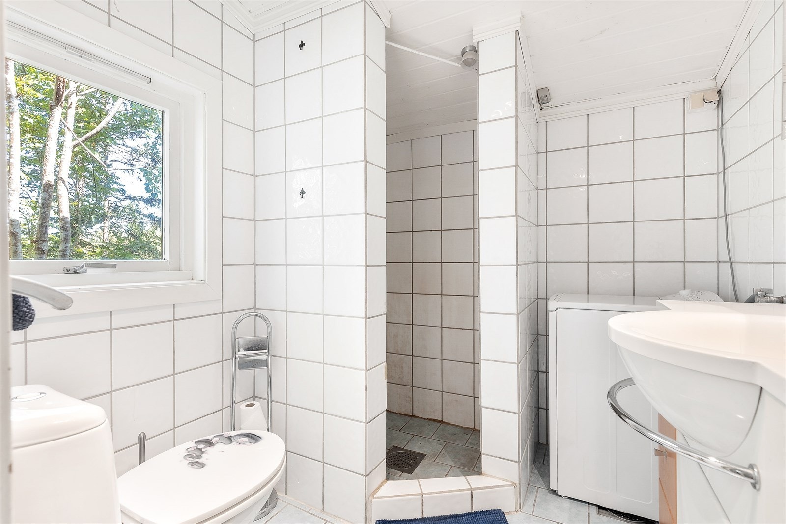 Badet ble pusset opp i 2001 og har flislagt gulv med sluk i plast, flislagte vegger og opplegg for vaskemaskin. Galleribilde