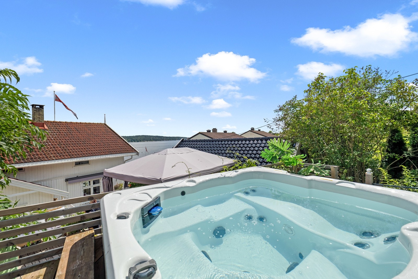 Jacuzzien ligger med flott utsikt mot fjorden! Galleribilde