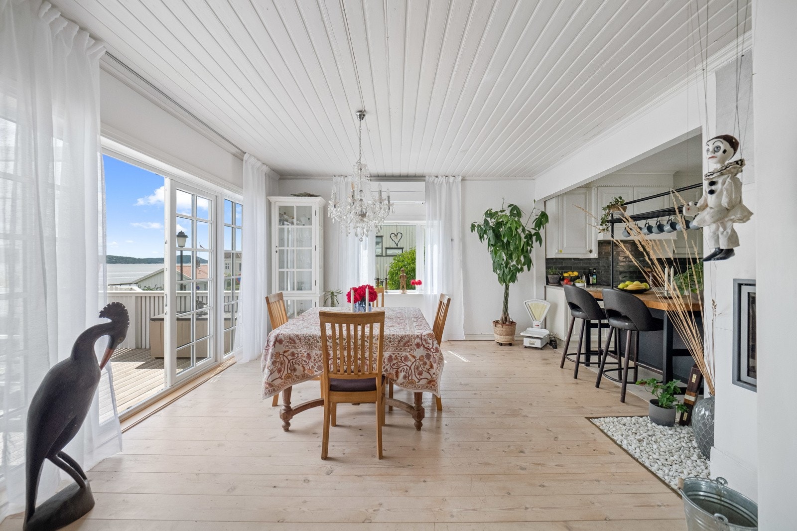 Spisestue med plass til å dekke til langbord Galleribilde