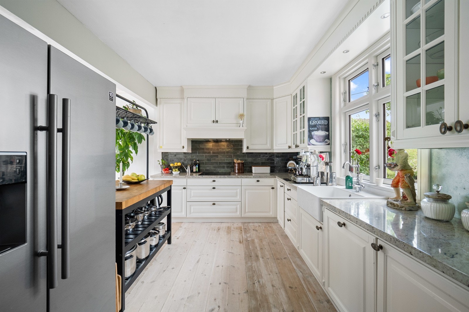 Integrert hvitevarer som stekeovn, platetopp og oppvaskmaskin Galleribilde