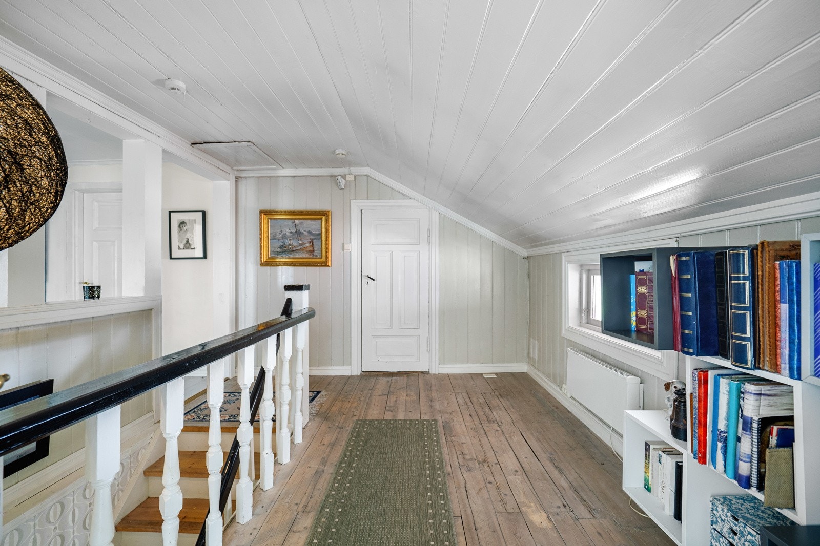 Boligens 2.etasje er bestående av 3 soverom, garderoberom og bad Galleribilde