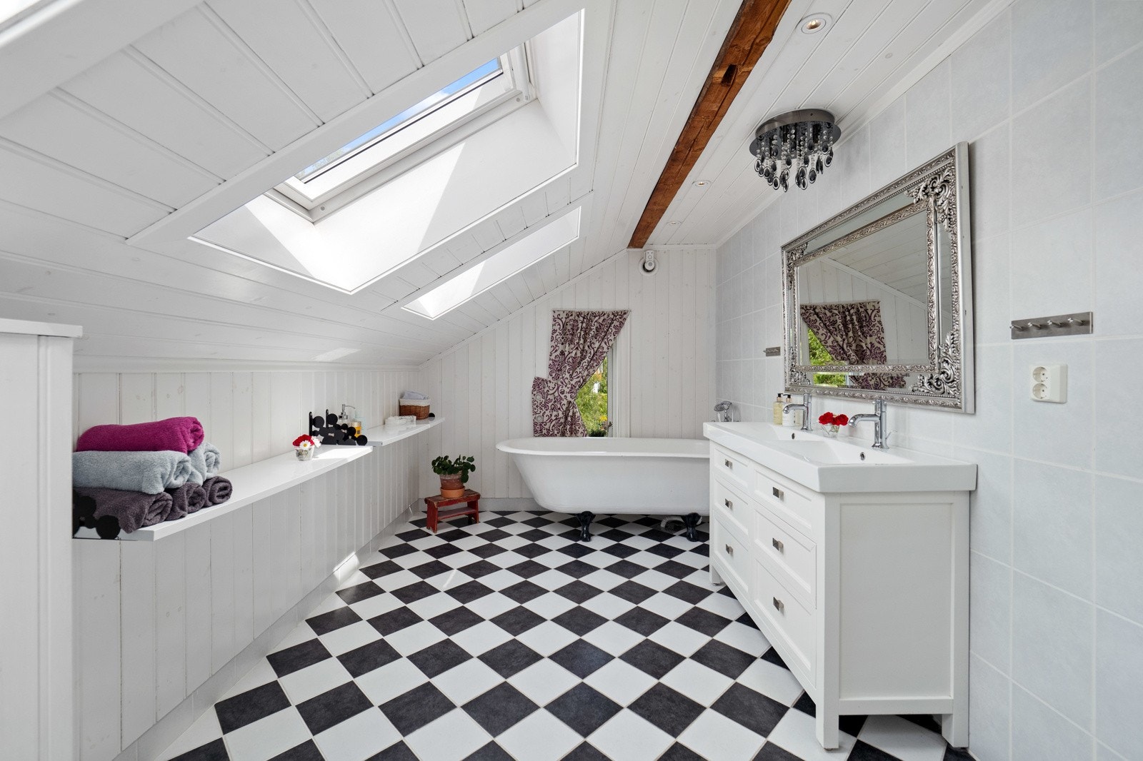 Badet er innredet med servantinnredning med dobbel ovenpåliggende servant, dusjkabinett og badekar samt toalett Galleribilde