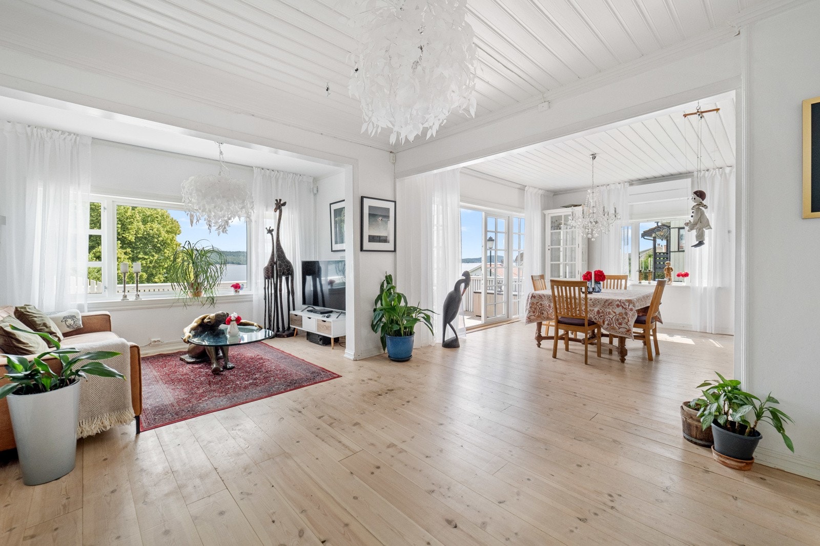 Stuen fremstår lys og luftig, og får godt med innslipp av naturlig lys Galleribilde