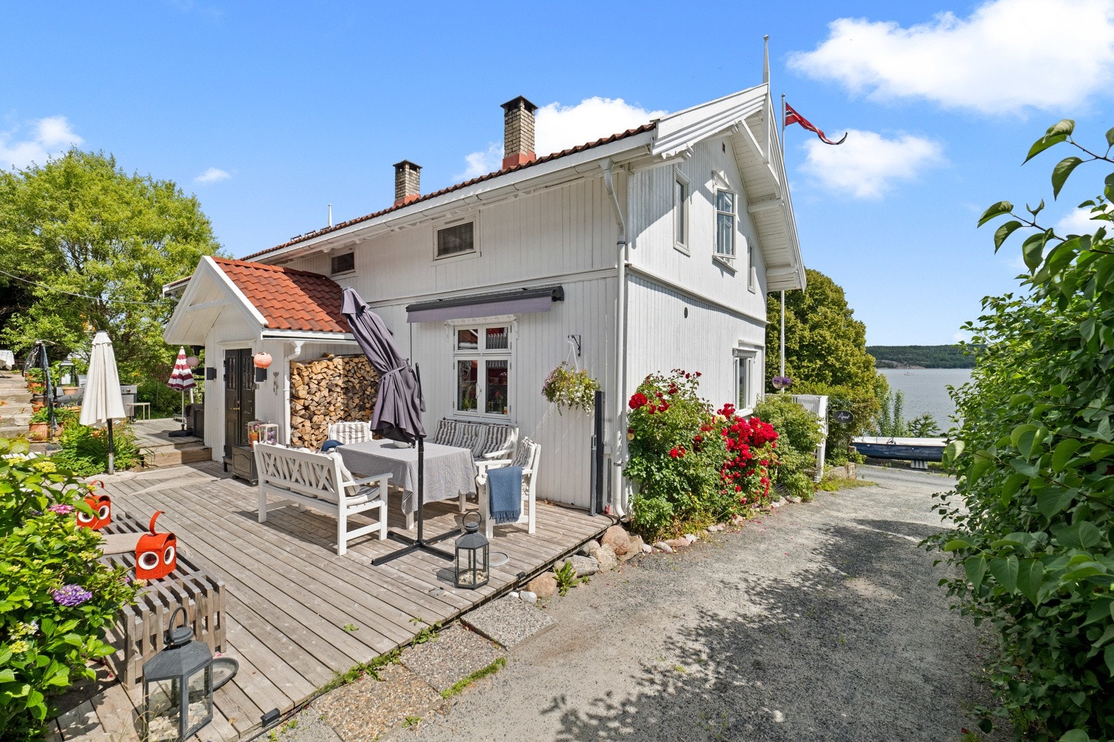 Eiendommen har selveid tomt på 891,9 kvm med pent opparbeidet uteområde Galleribilde