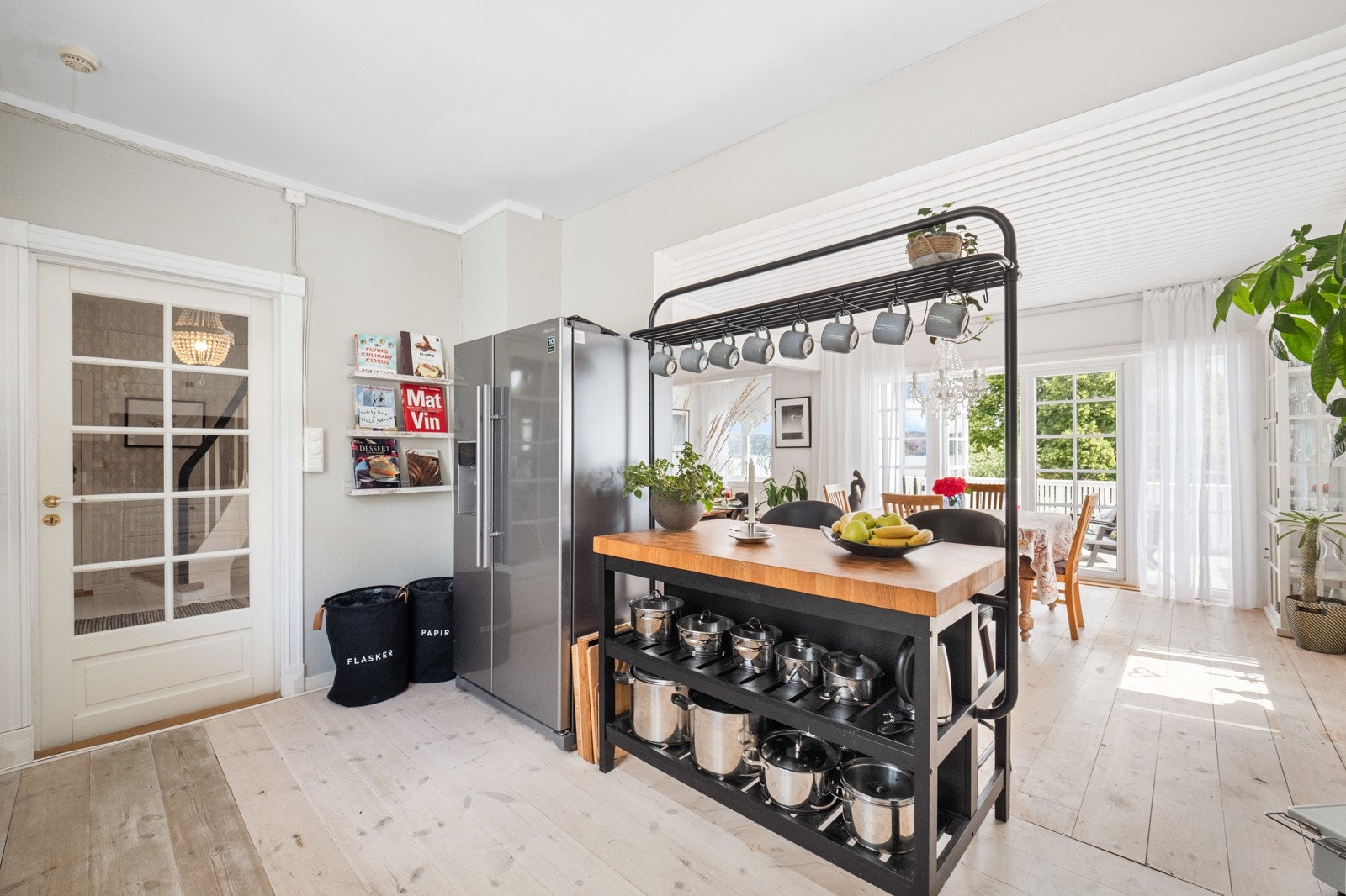 Praktisk kjøkkenøy som fungerer som et naturlig skille Galleribilde