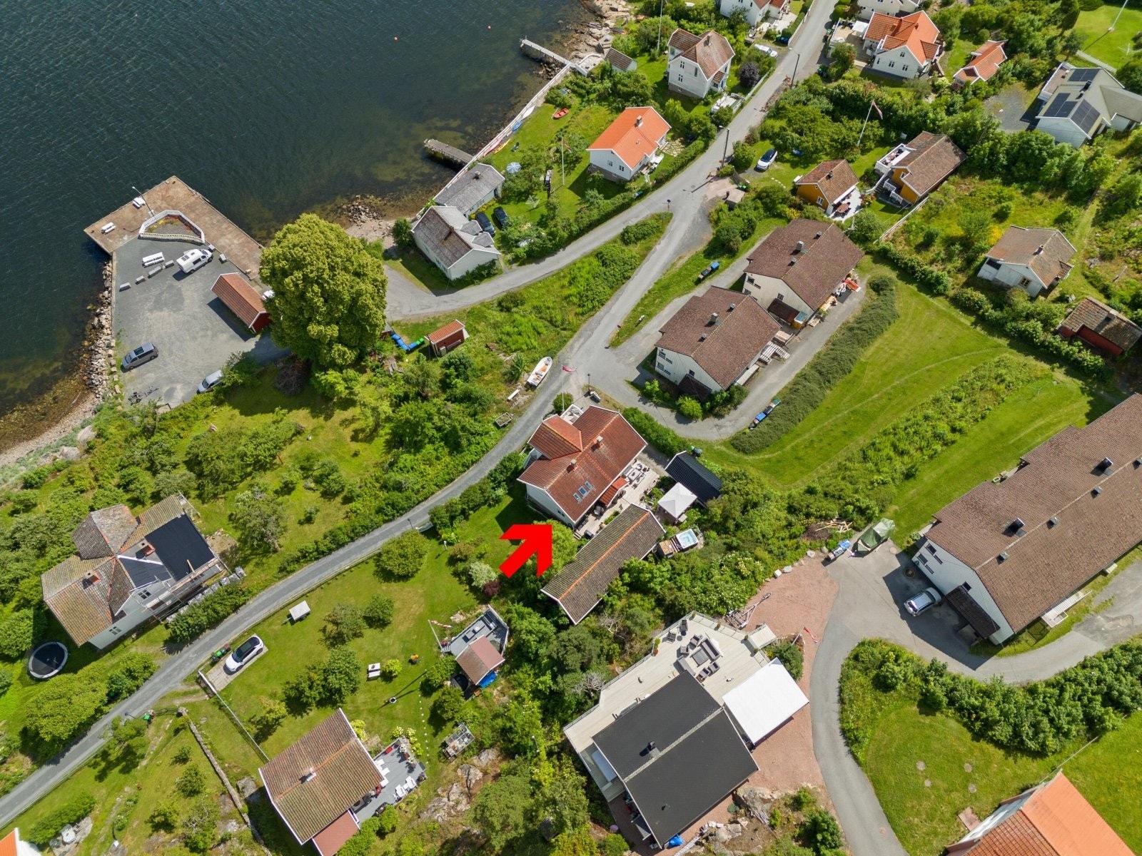 Særegen og meget flott eiendom beliggende kun et steinkast fra vannkanten! Galleribilde