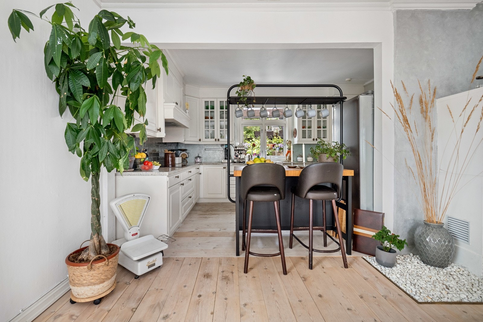 Kjøkkenet ligger i forlengelse av spisestuen Galleribilde