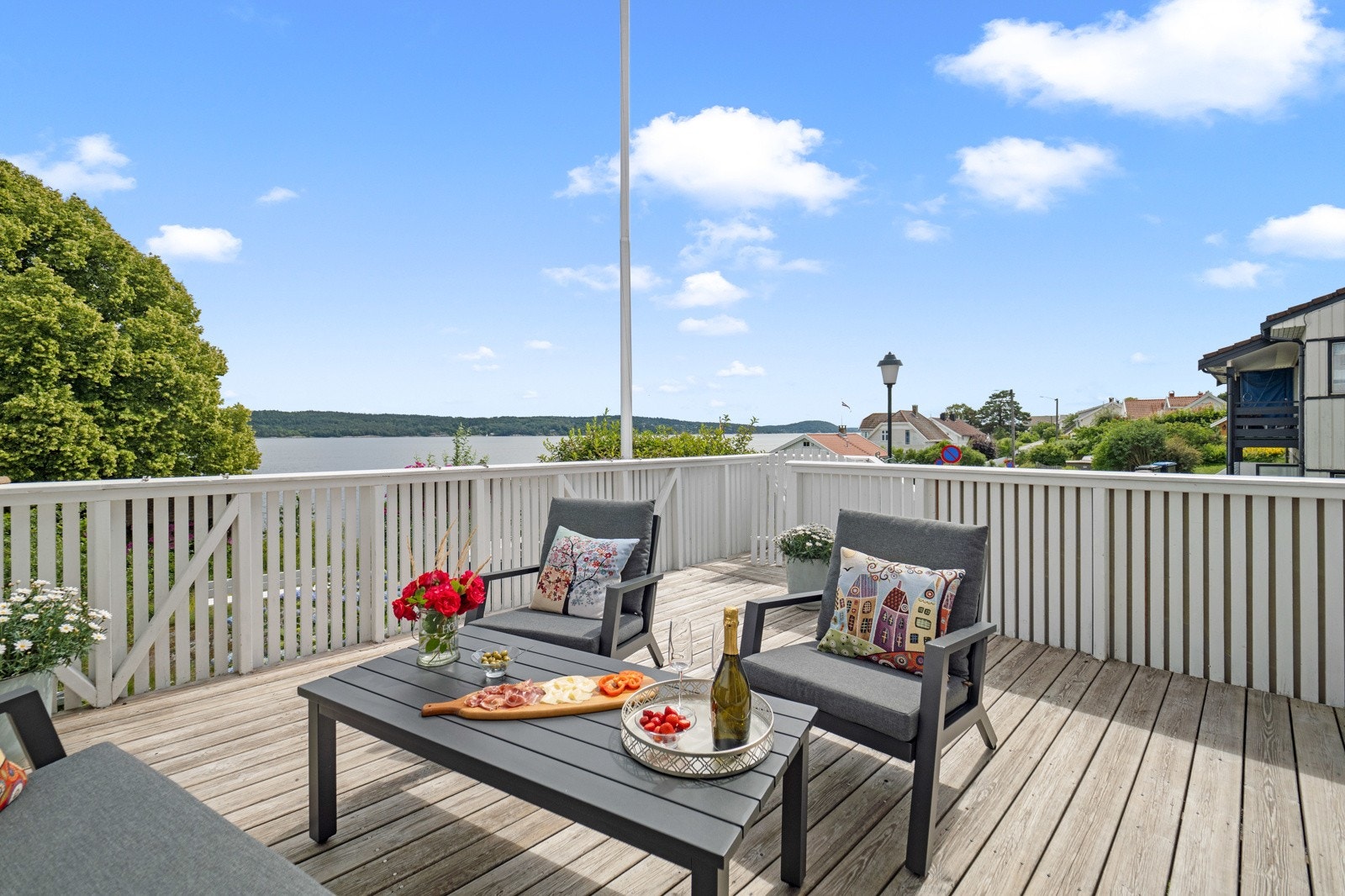 Terrassen ligger østvendt til og ligger med nydelig utsikt Galleribilde