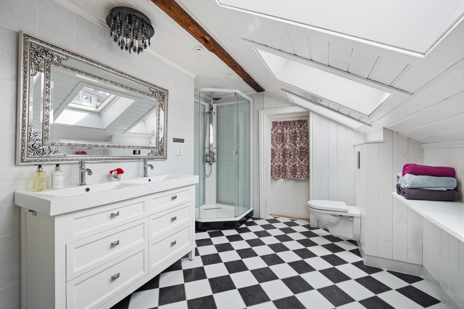 Delikat flislagt bad med varme i gulvet. Pusset opp i 2013. Galleribilde