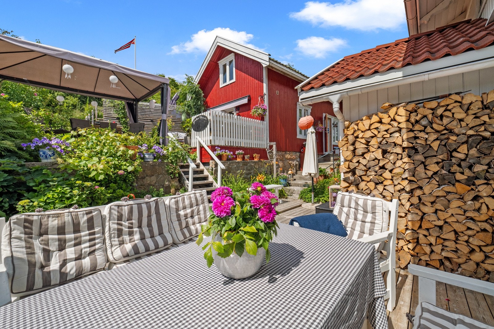 I tilknytning til inngangspartiet er det markterrasse på 46 kvm Galleribilde