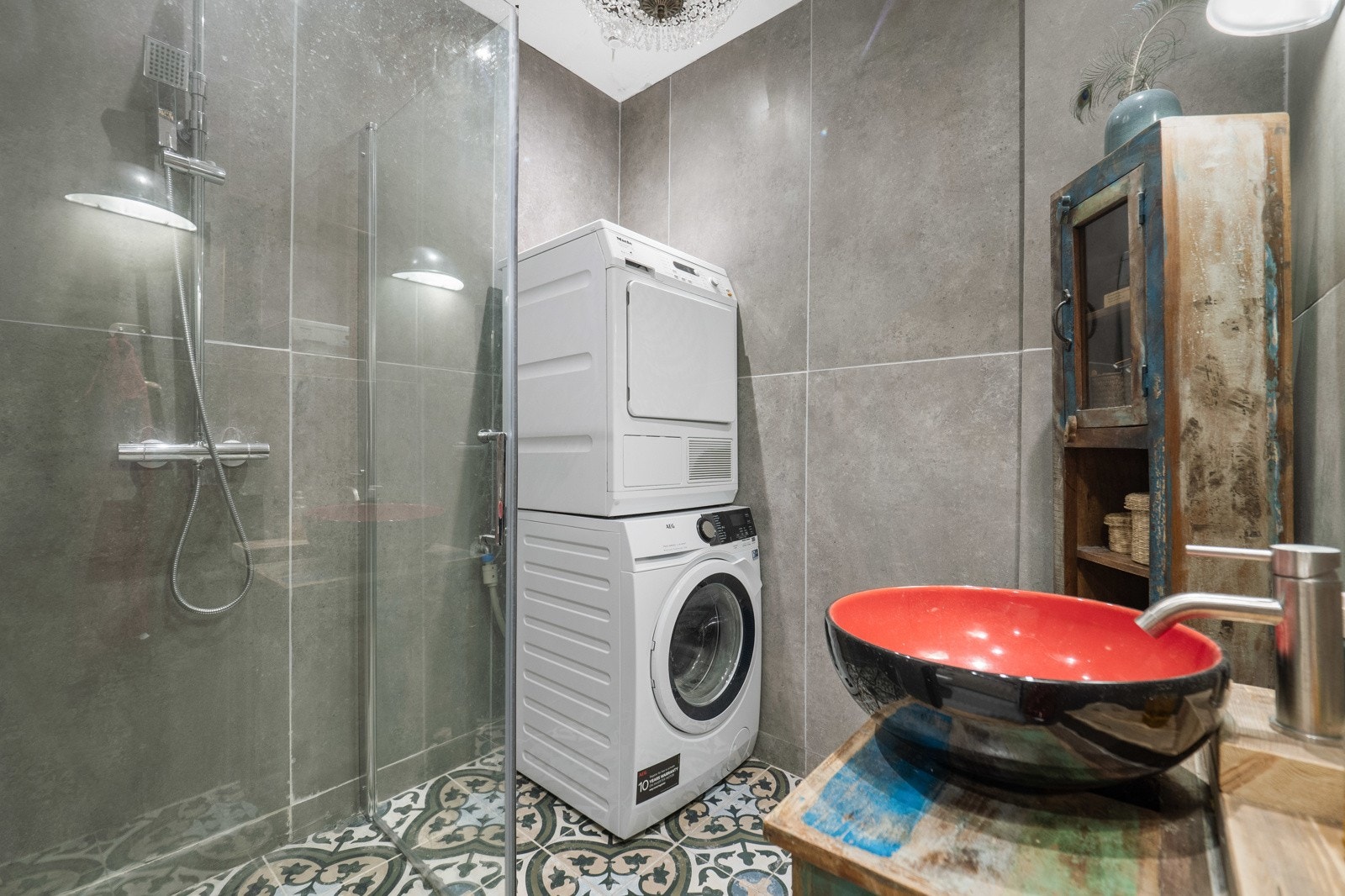 Badet er flislagt med behagelig gulvvarme Galleribilde