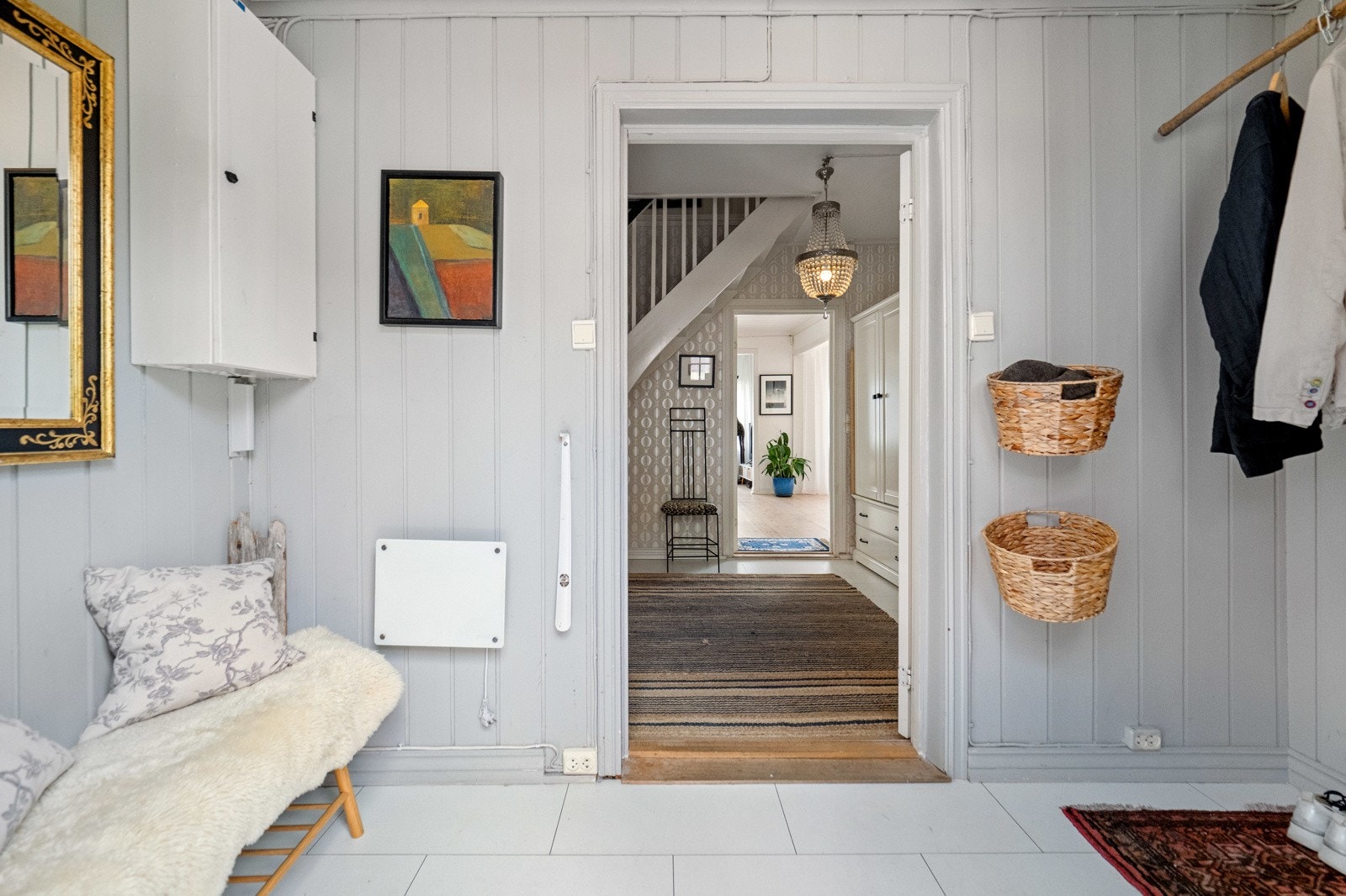 Entré/gang med videre adkomst til romslig hall Galleribilde