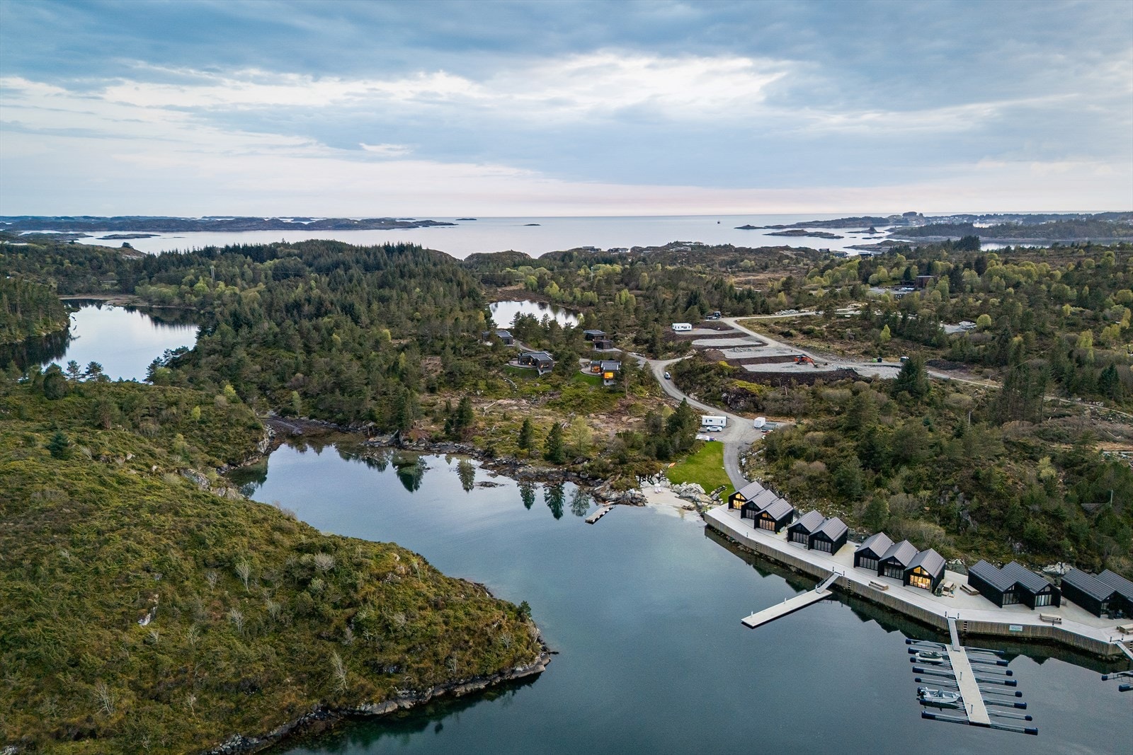 Det er enkel adkomst med bil og ferge, og kort vei til dagligvarehandel og andre nødvendige fasiliteter på Austevoll. Galleribilde
