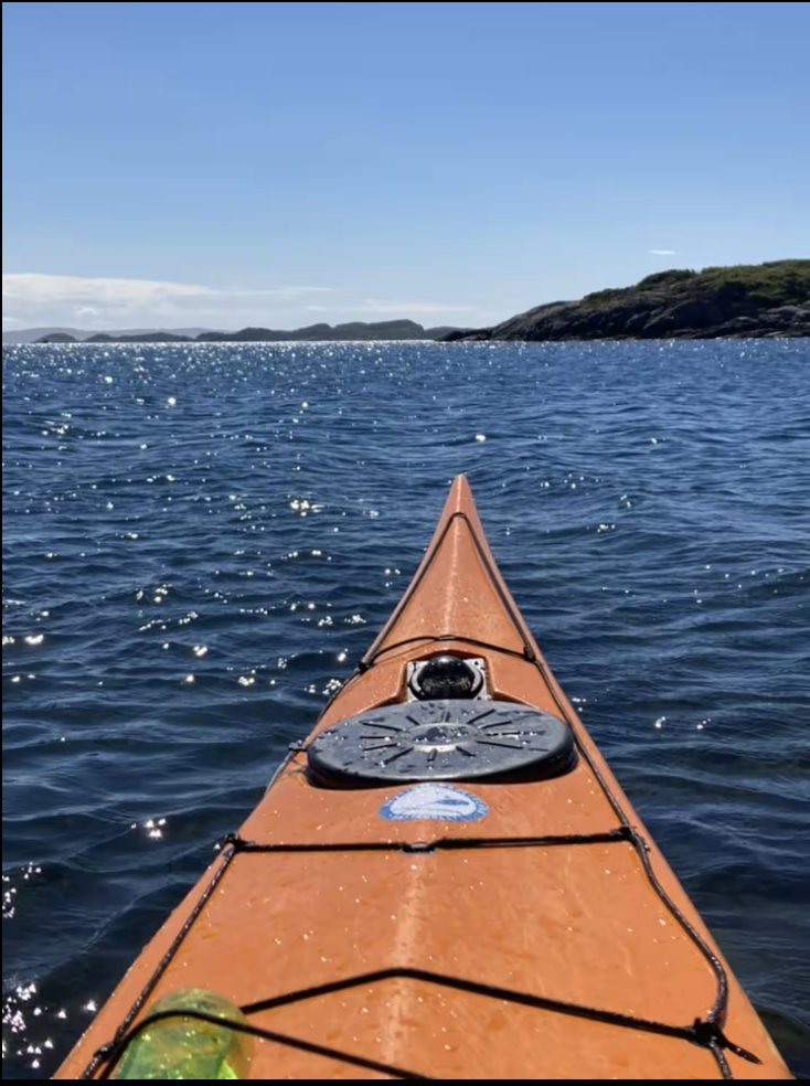 Perfekte forhold for kajakk i rolige farvann, og spektakulær natur. Galleribilde