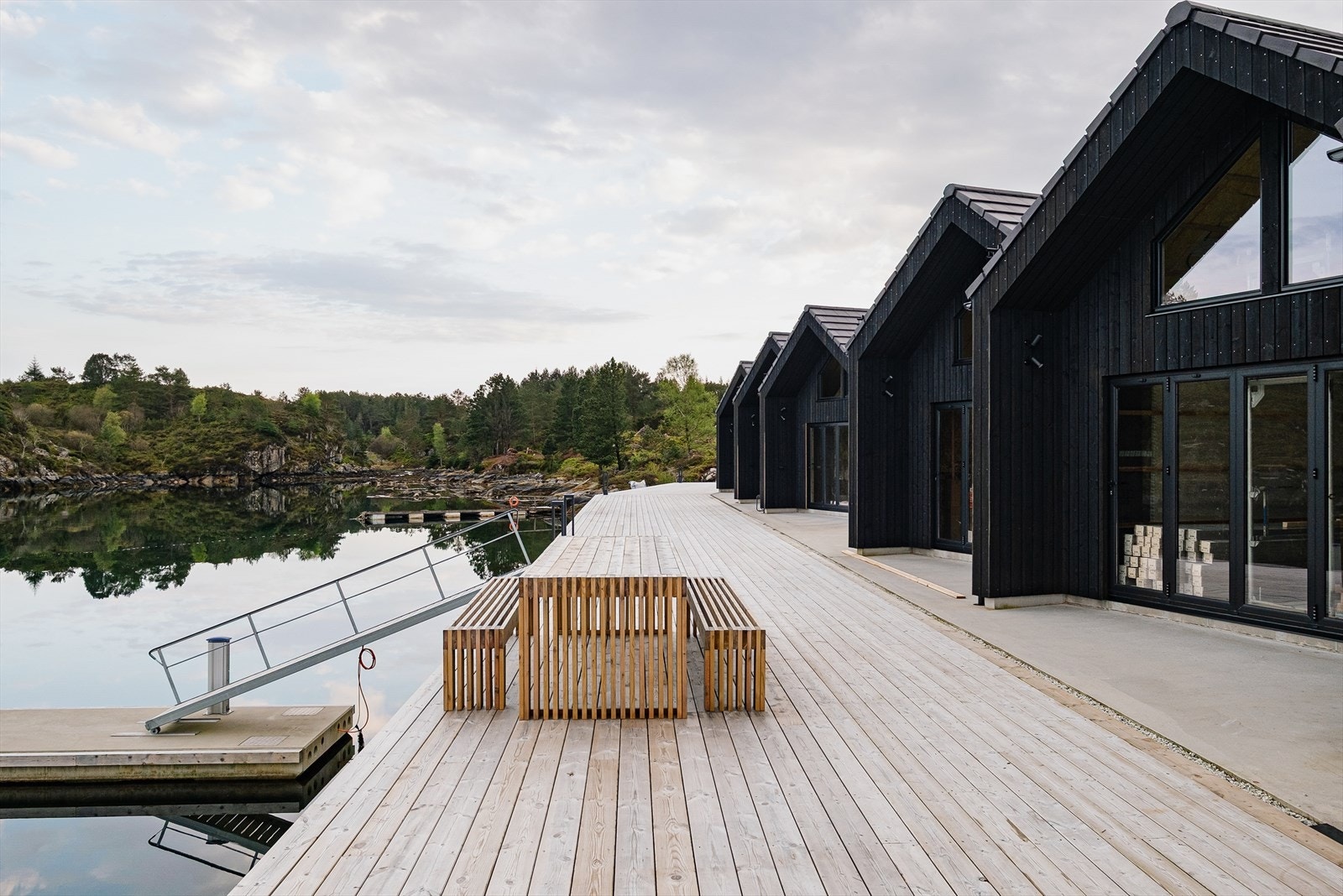 Det er også mulighet for å kjøpe innredet naust med båtplass. Gode parkeringsmuligheter ved marinaen. Galleribilde