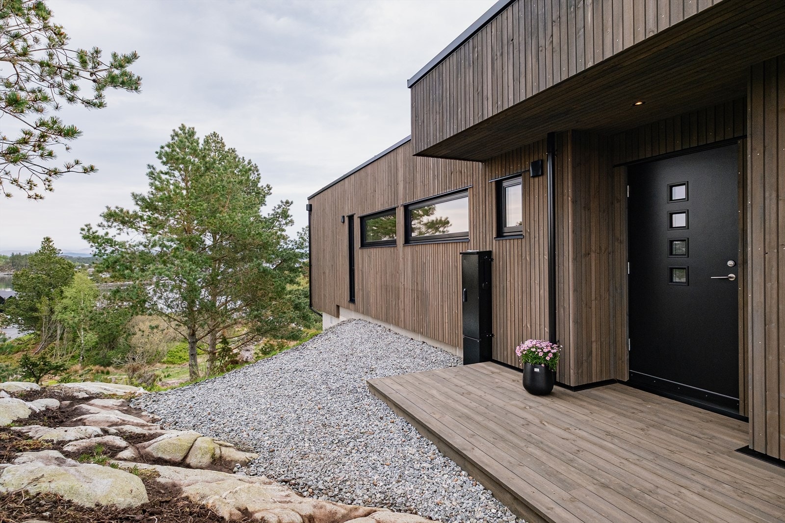 Uteområde med helhetlig utforming og flere oppholdssoner Galleribilde