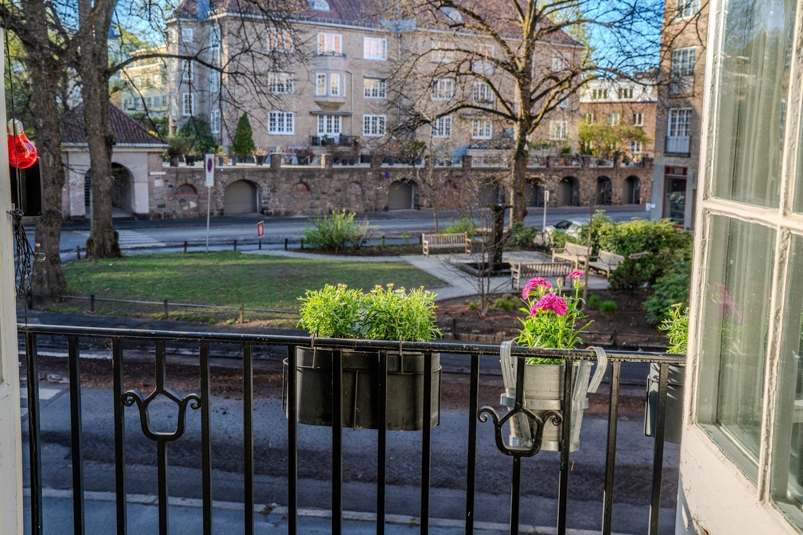 Fritt og nydelig utsyn ned mot den frodige nærparken "Lille Jacob". Galleribilde