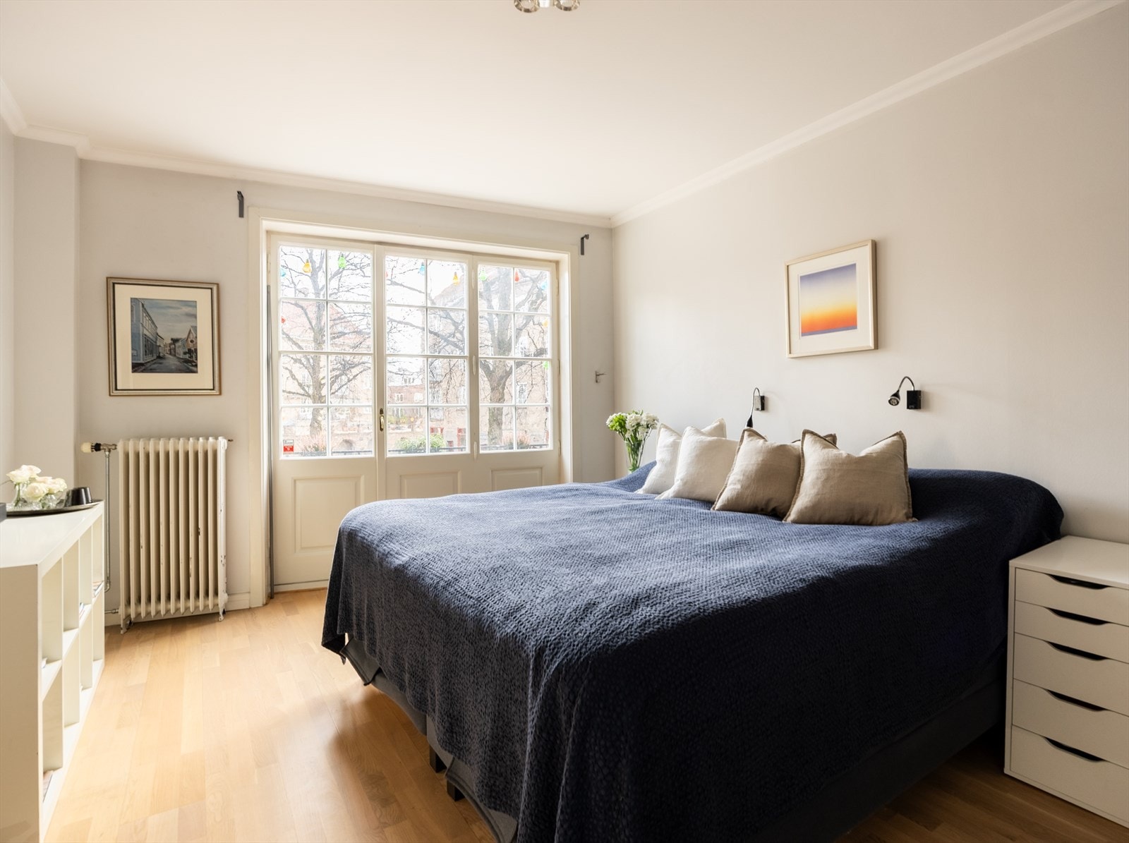 Stort og lyst hovedsoverom, også med fransk balkong og store vindusflater. Galleribilde