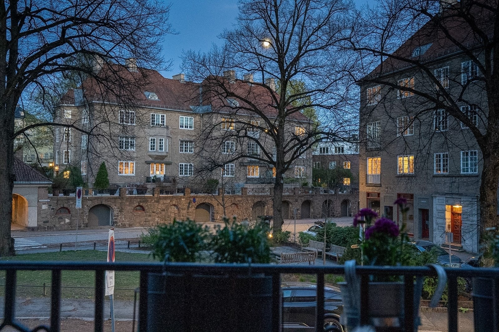 Leiligheten har to franske balkonger, med flott utsyn mot nærparken Lille Jacob - fullmåne over parken © Tom Helge Vik Galleribilde