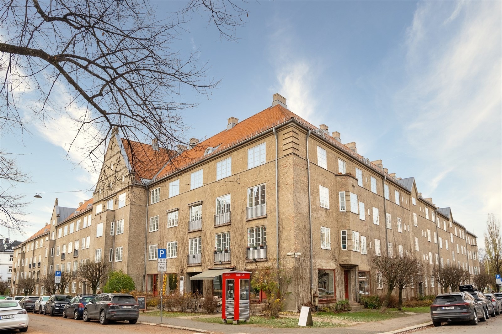 Leiligheten ligger fint til på hjørnet, vendt ut mot Jacob Aalls gate og Schwachs gate. Galleribilde