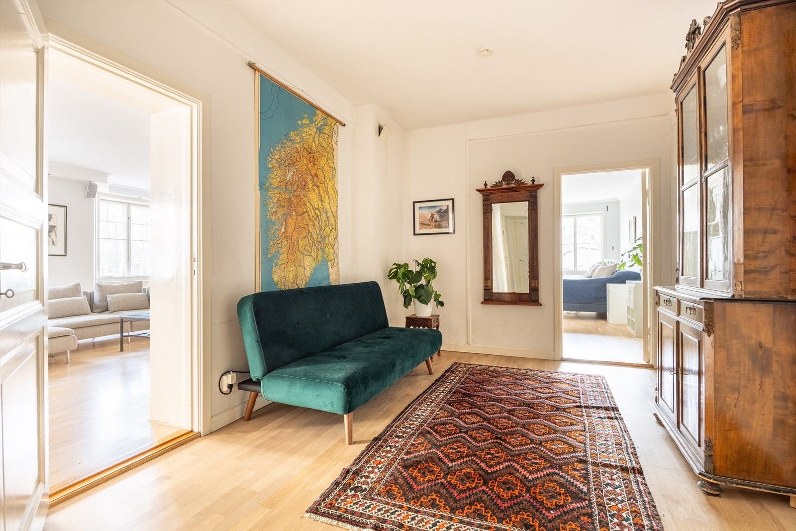Meget romslig entré som gir en imponerende velkomst, med god plass til både møblering og praktiske løsninger. Galleribilde