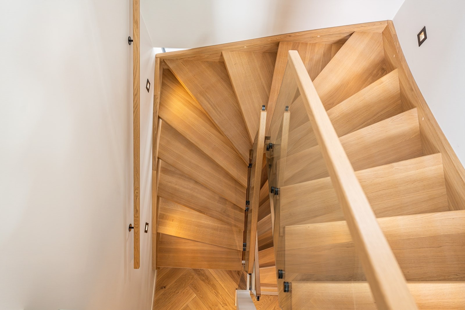 Trappen er et designelement i seg selv, med trinn i heltre eik og integrert belysning. Galleribilde
