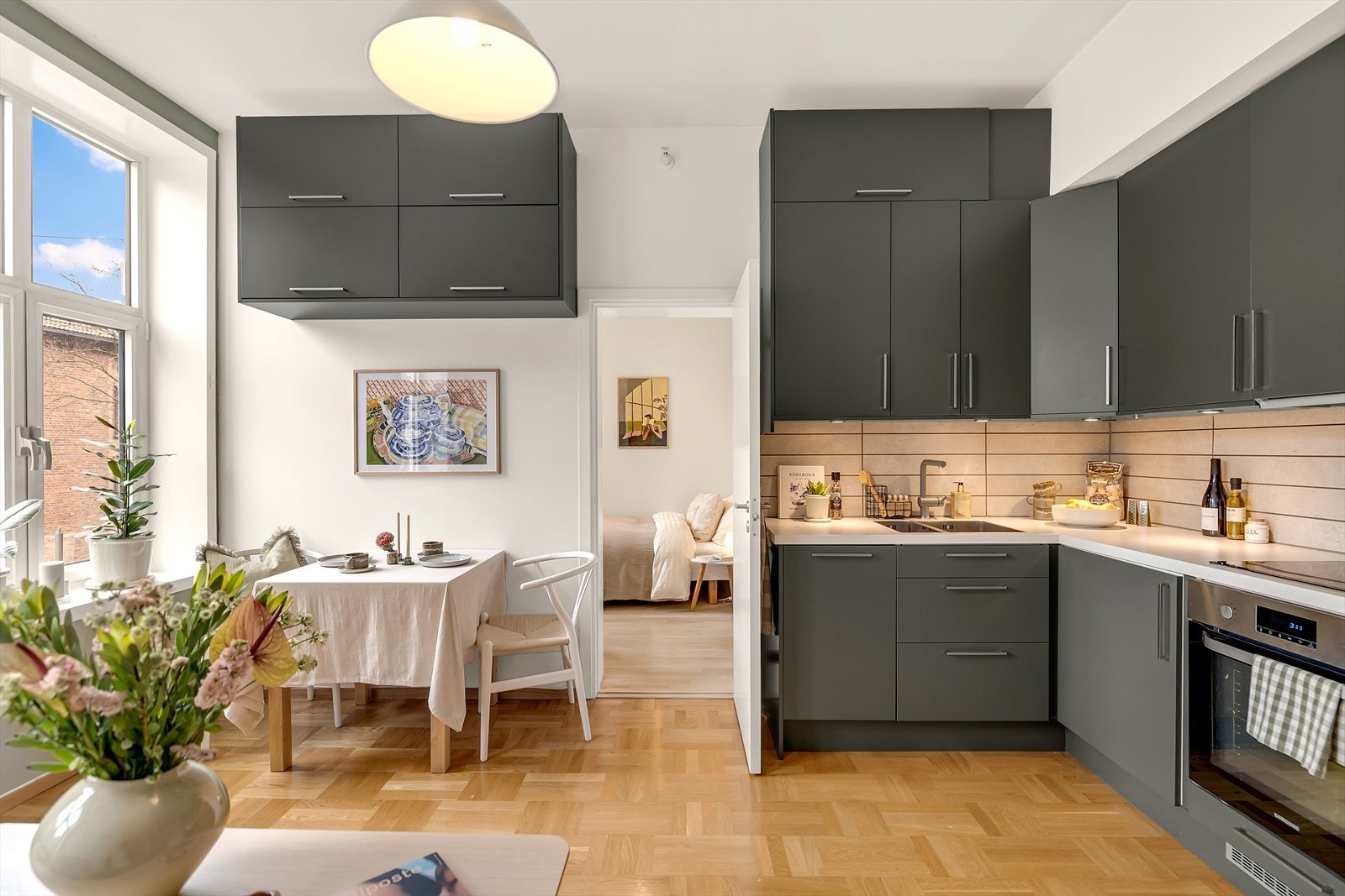 Velkommen til denne herlige 2-roms leiligheten beliggende i flott, klassisk gård - leiligheten vender mot miljøgate. Foto: Markus Andersson Galleribilde
