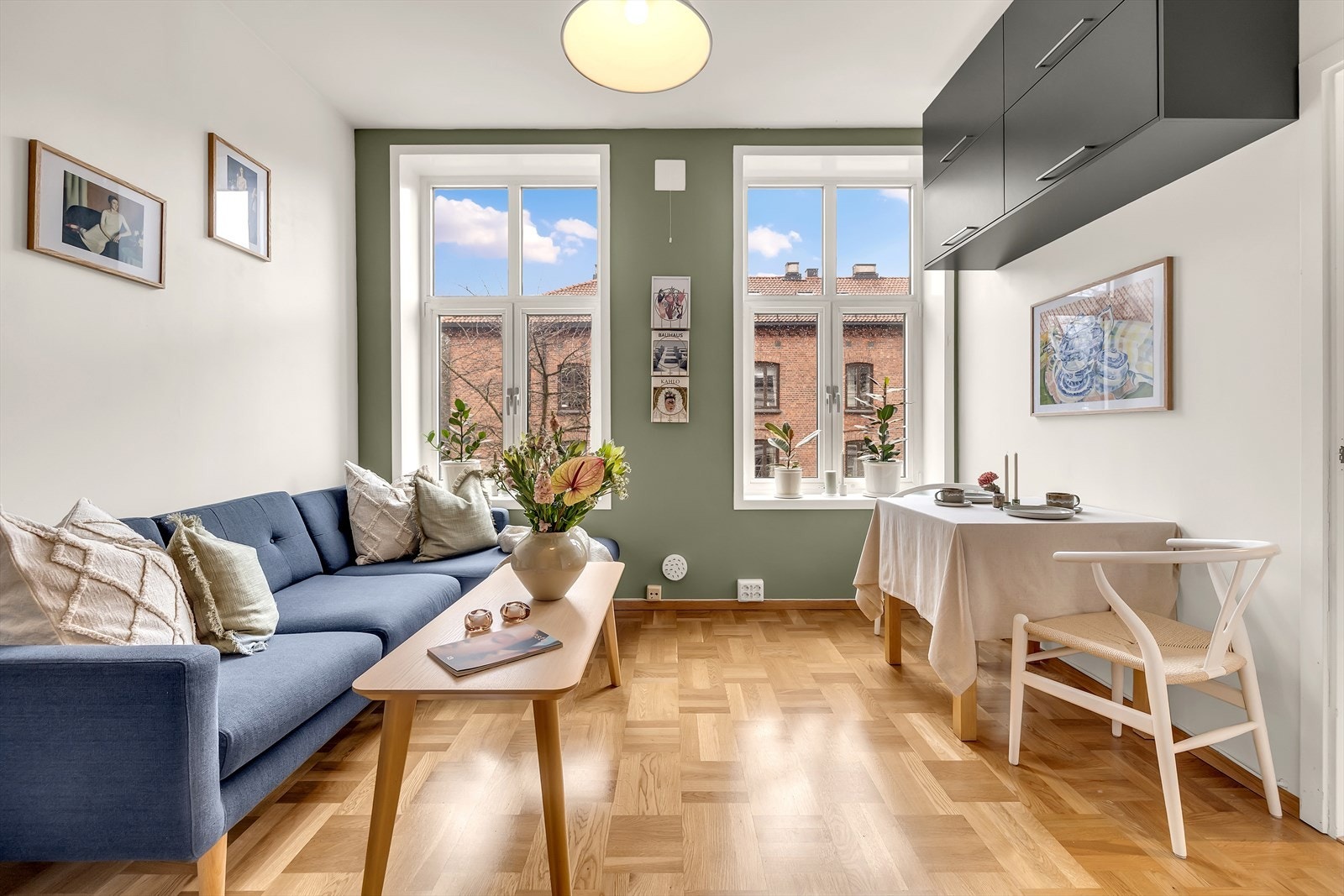 Rommet fremstår romslig og lyst da leiligheten har to store vindu samt generøs takhøyde. Galleribilde