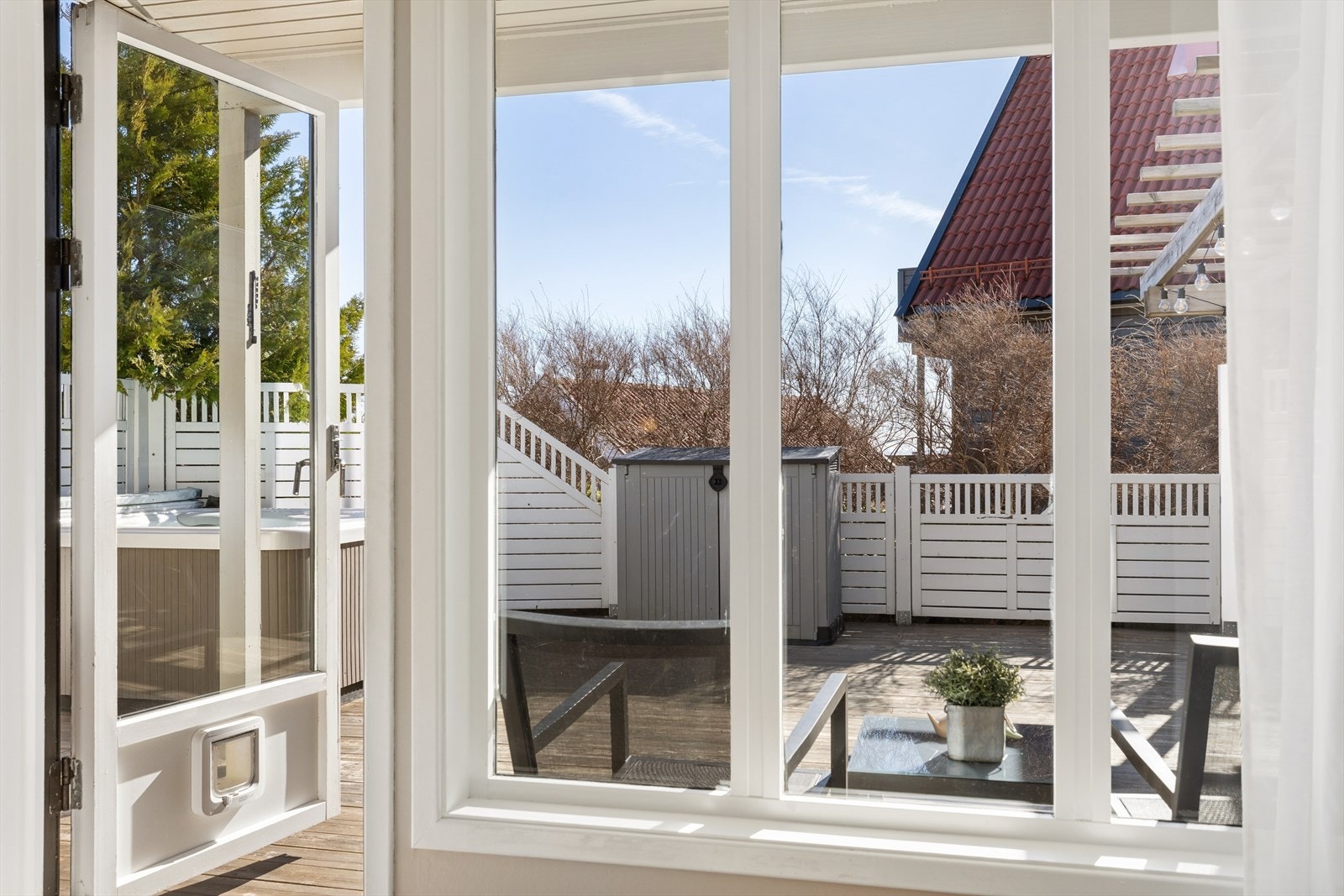 Vinduene i stuen gir godt utsyn mot terrassen. Galleribilde