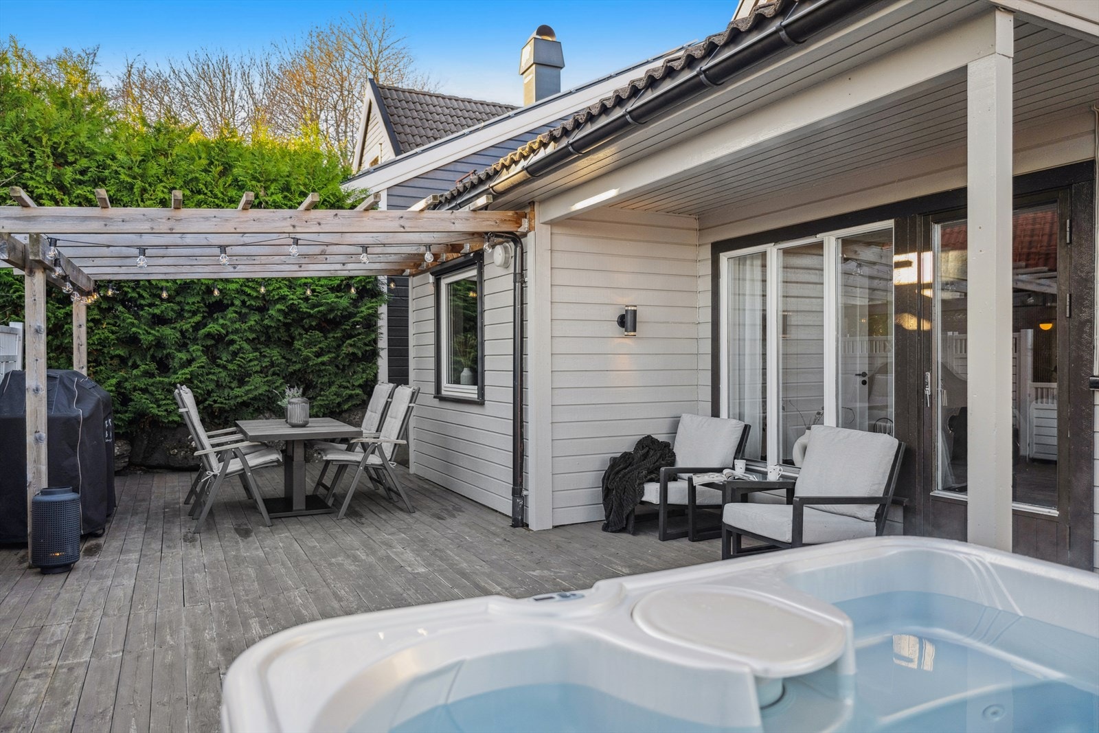 Den solrike terrassen er på 43 m² og har videre adkomst til hagen. Galleribilde